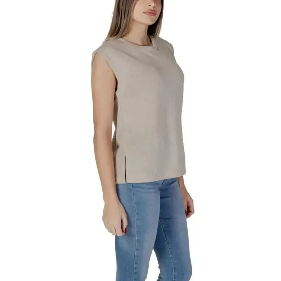 B.young Women's Beige Sleeveless Round Neck Tank Top