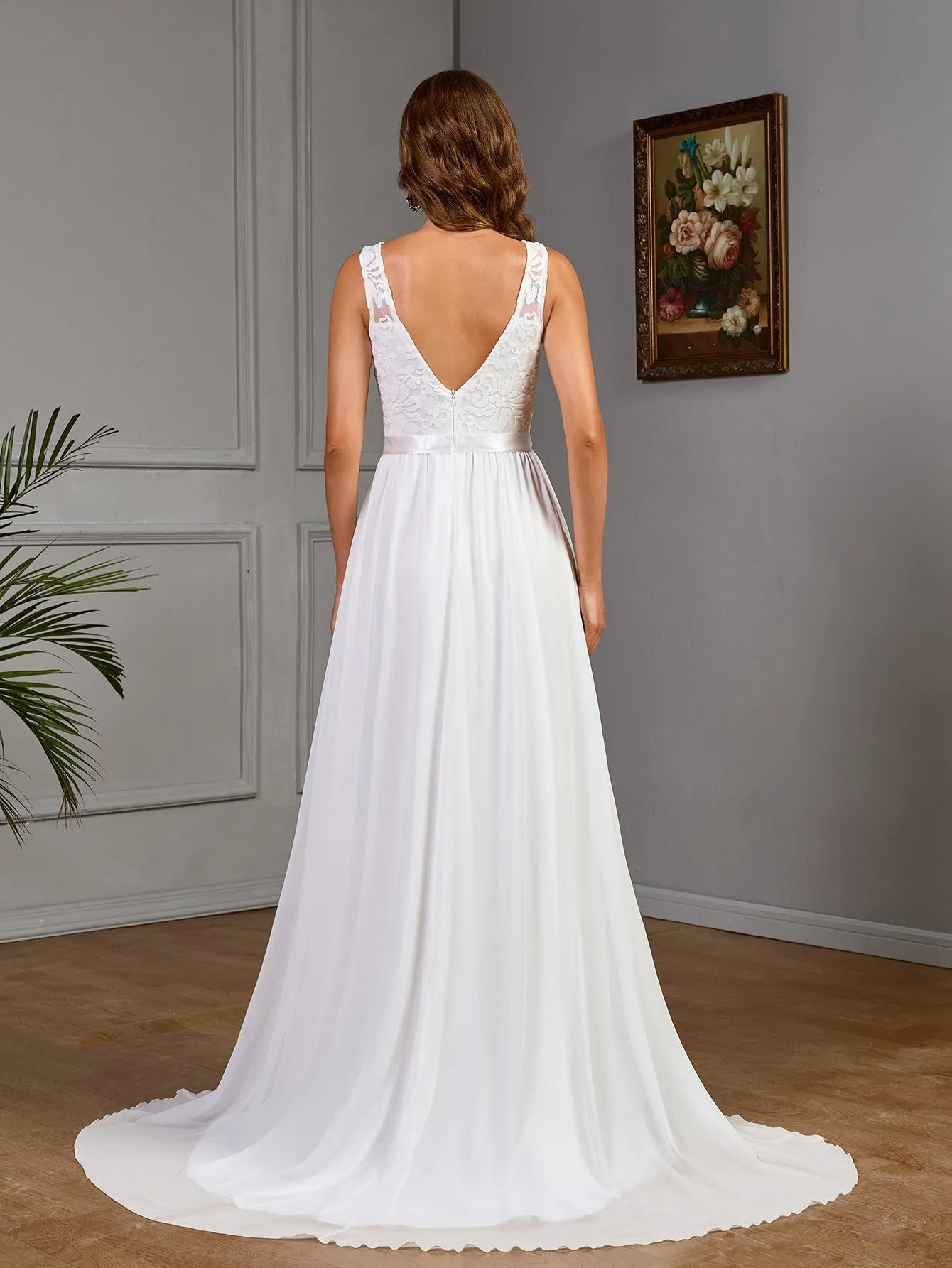 Graceful Sleeveless Lace and Chiffon Wedding Gown