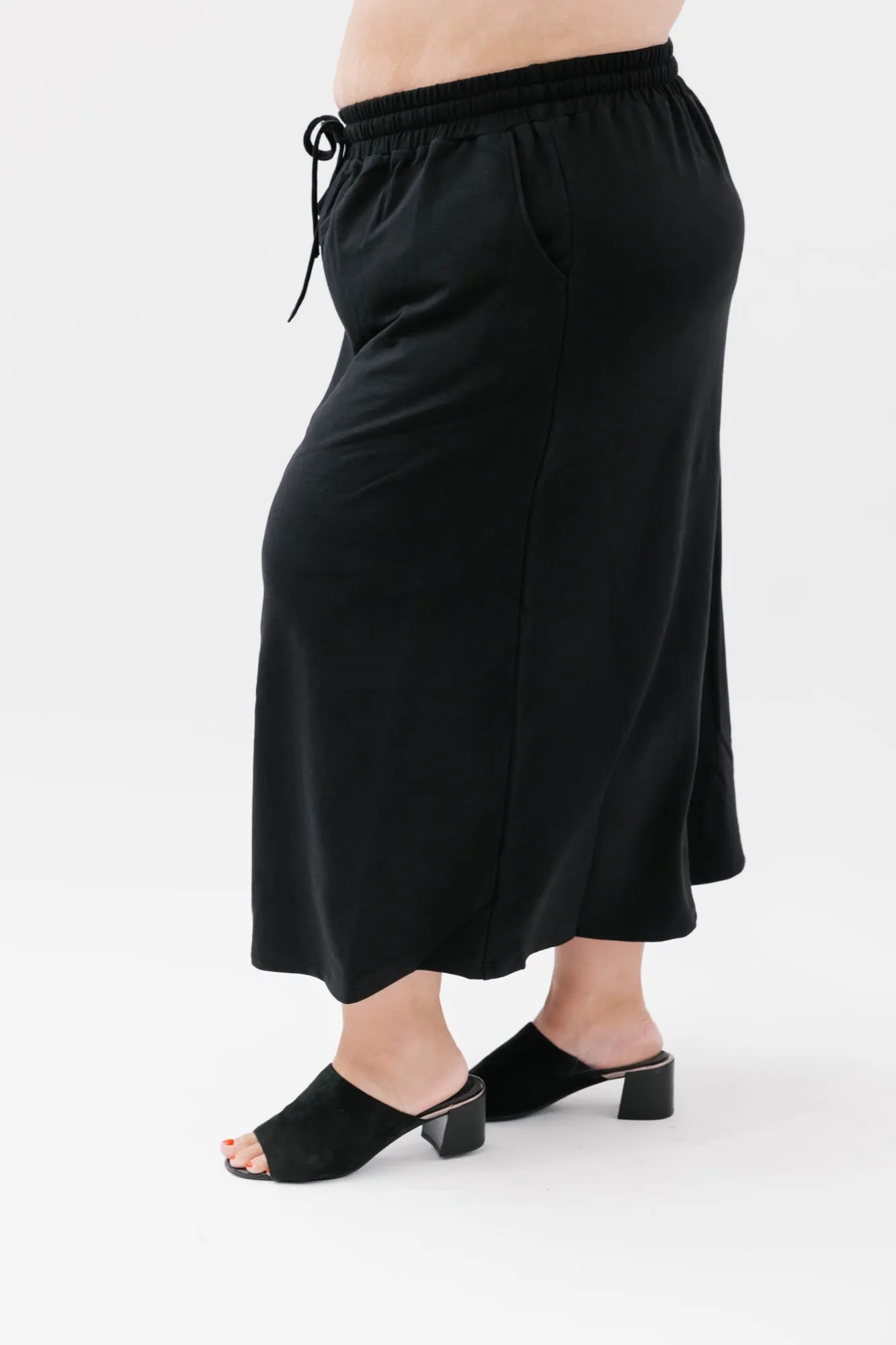 Hang Out Skirt in Midnight Black