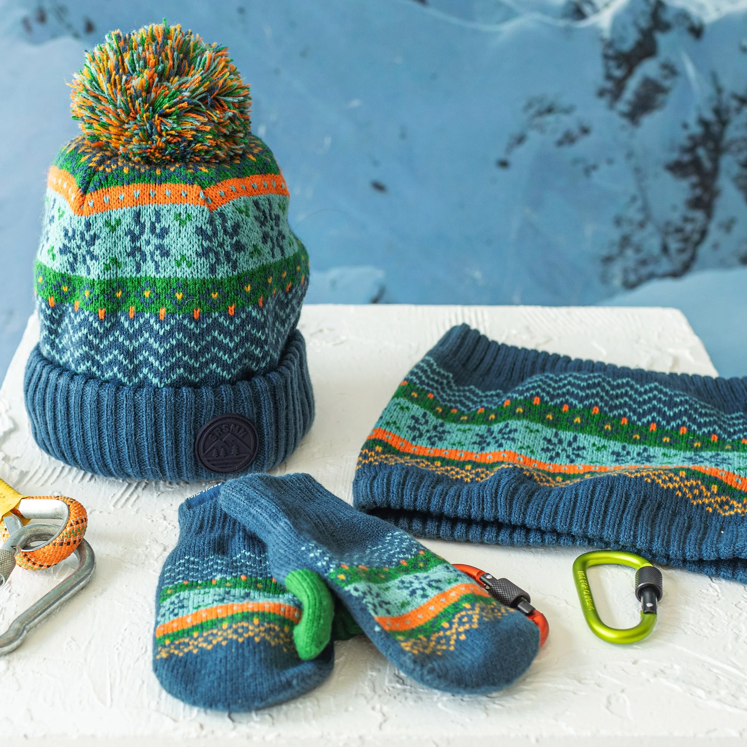 Mitaines bleues, vertes et orange à motifs en tricot, enfant || Blue, green and orange knitted mittens with print and cord, child