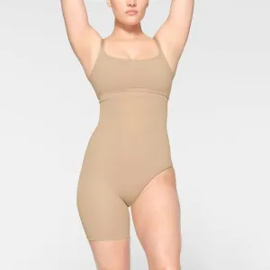 NWT Skims Seamless Sculpt Mid Waist Solution Short Left Leg Exposed