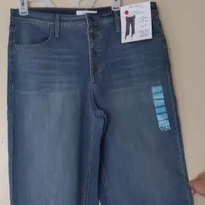 Skinnygirl  High Rise Button Front Cropped Jeans Wide Leg